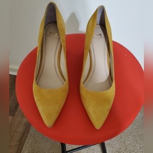 Marc Fisher Zala Classic Suade Yellow/Gold Pump; Size 6
